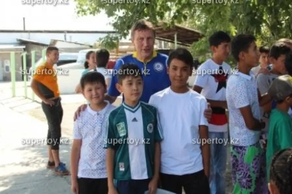 Футболисты "Шахтера" посетили детдом в Темирату