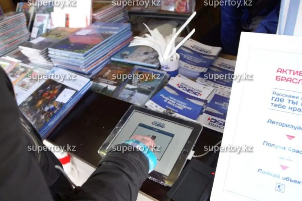 Кнопка Like в реале и браслеты - как собрать 5 тысяч лайков в соцсетях