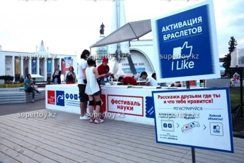 Кнопка Like в реале и браслеты - как собрать 5 тысяч лайков в соцсетях